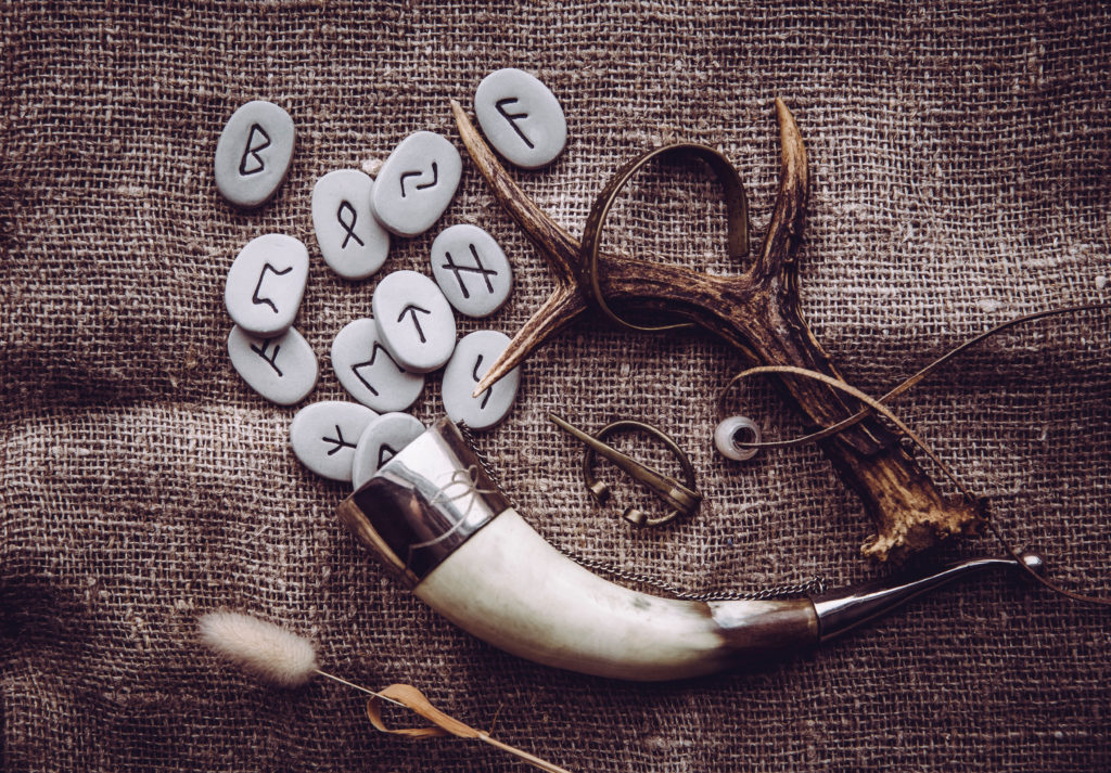 Runes qui sortent d'une corne. Présence d'un bois de cerf